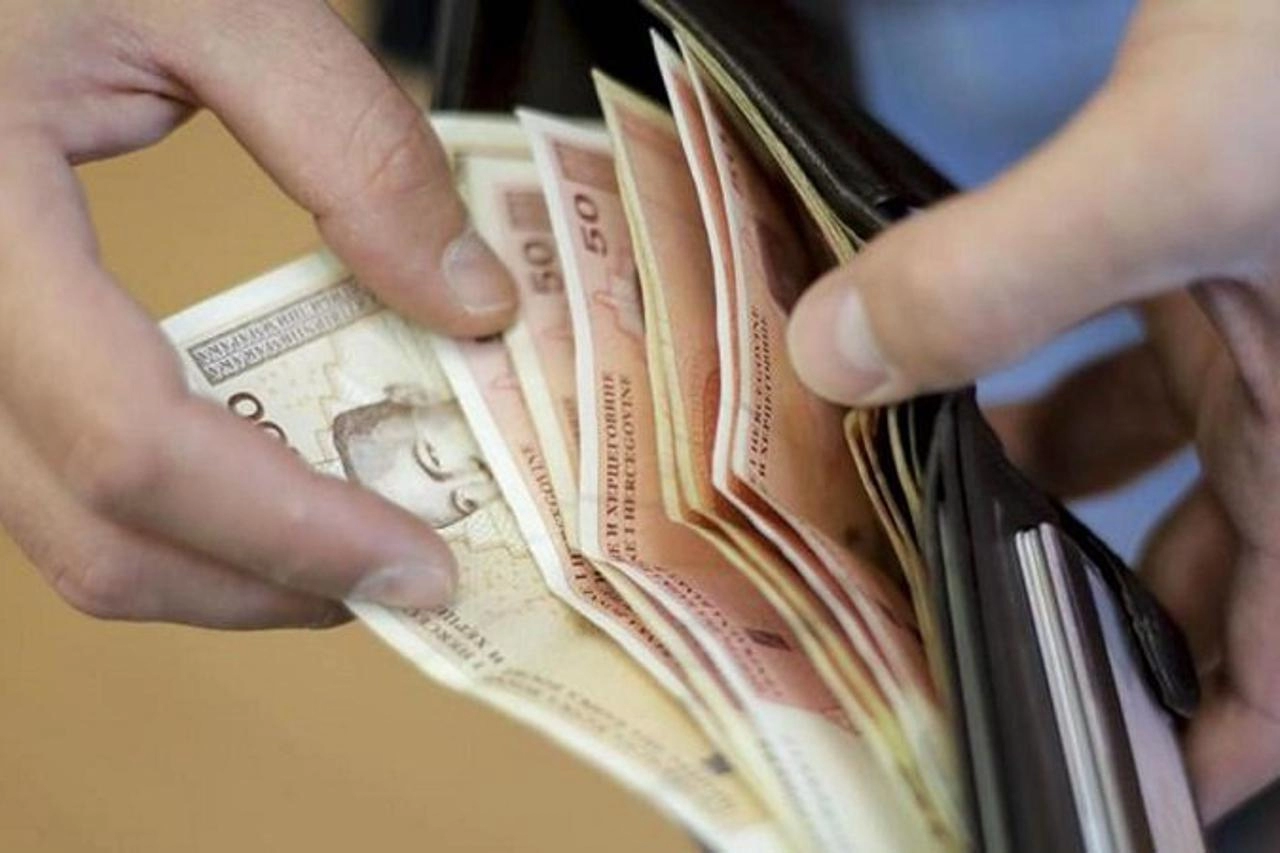 Prosječna plaća 1.590 maraka, broj zaposlenih u odnosu na prošlu godinu pao za 0,2 posto